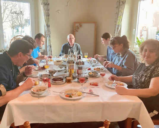 Gemeinsames Essen nach getaner Arbeit
